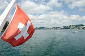 drapeau suisse qui flotte depuis un bateau