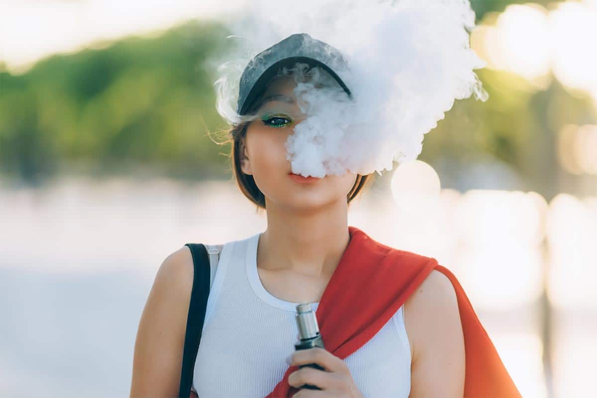 jeune femme qui vapote