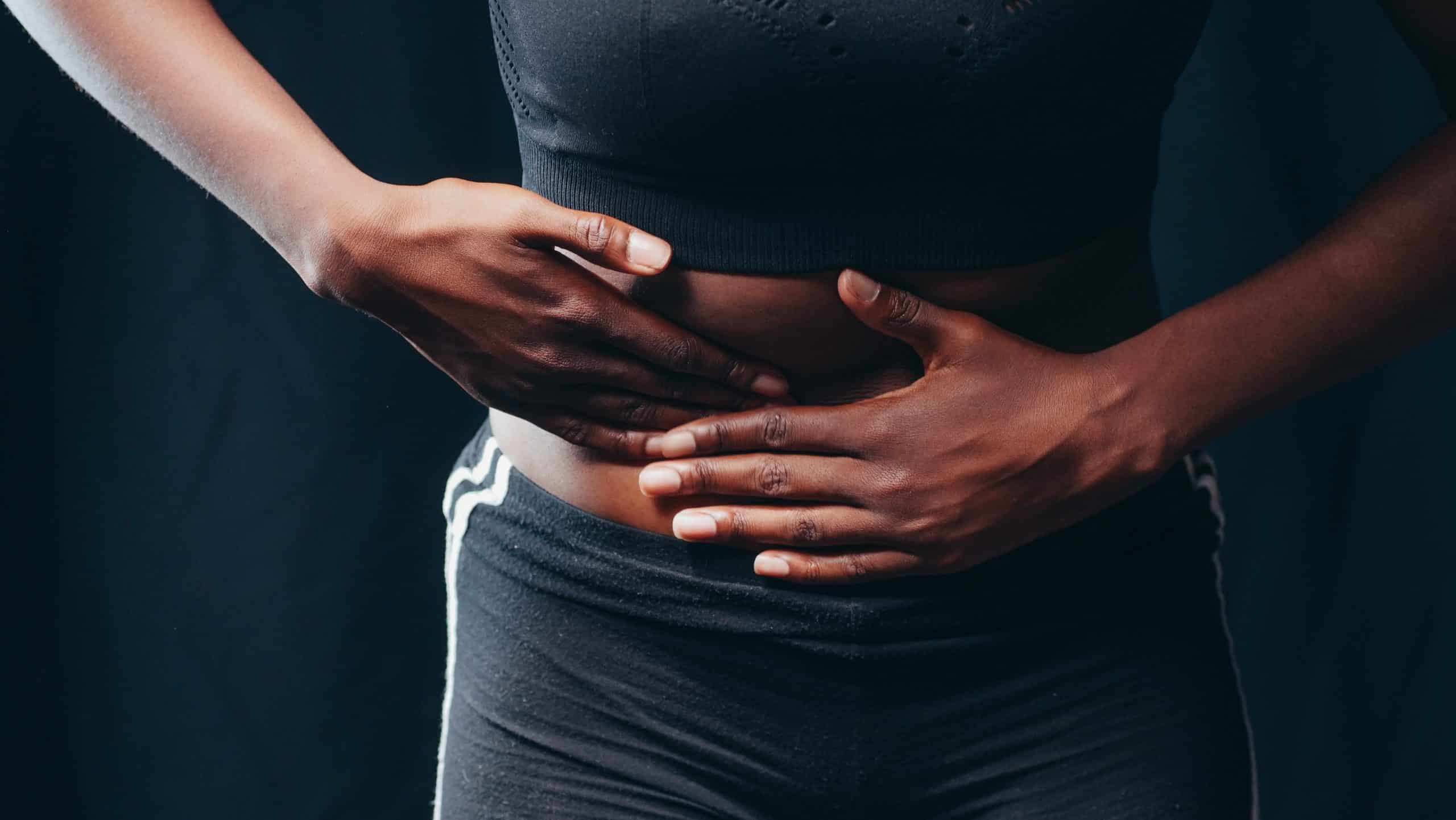 une femme noire ayant des doueurs abdominales liées à la maladie de Crohn