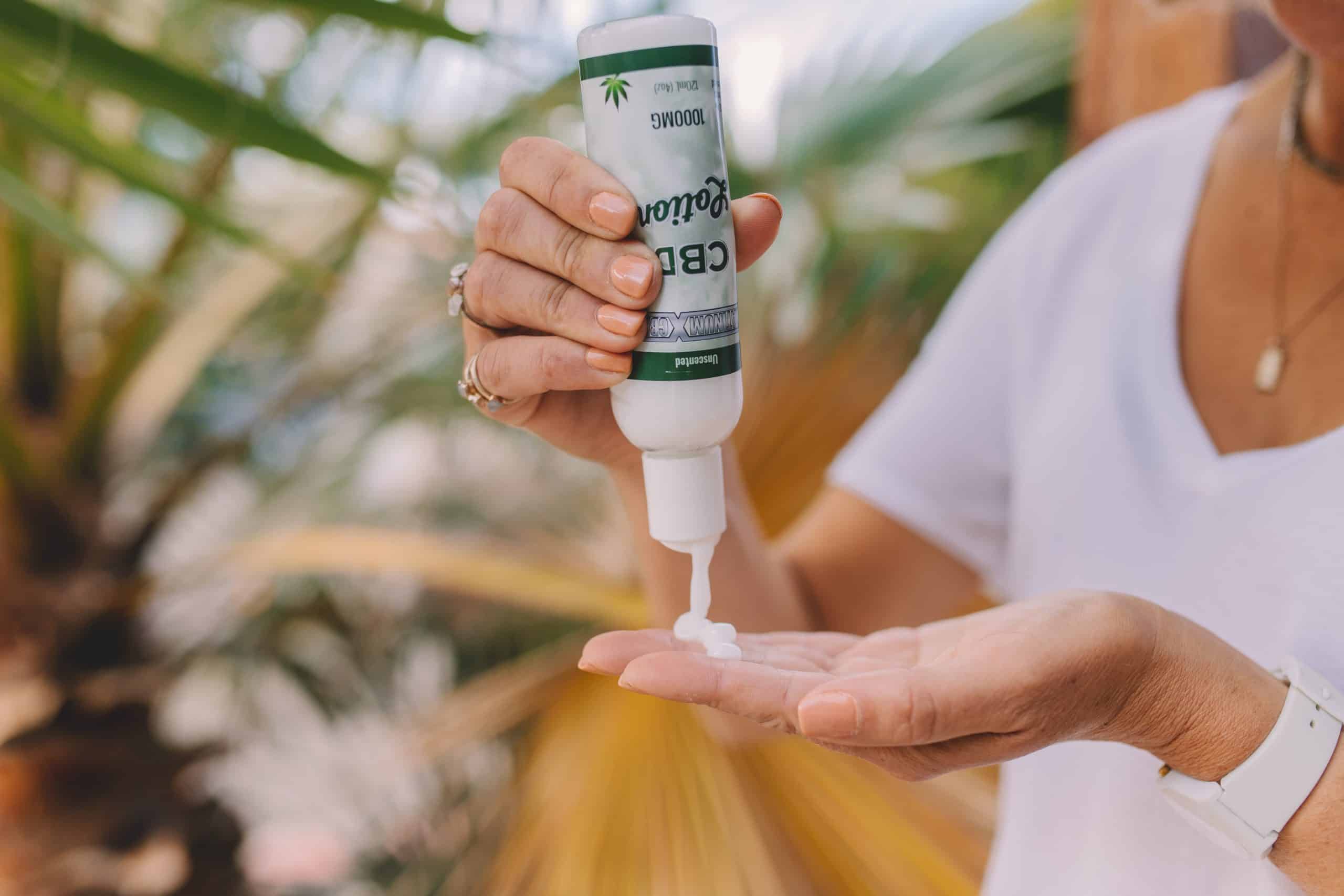 Une femme utilisant du shampoing à base de CBD