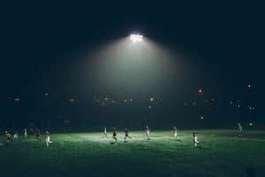 Photo d'un match de foot nocturne