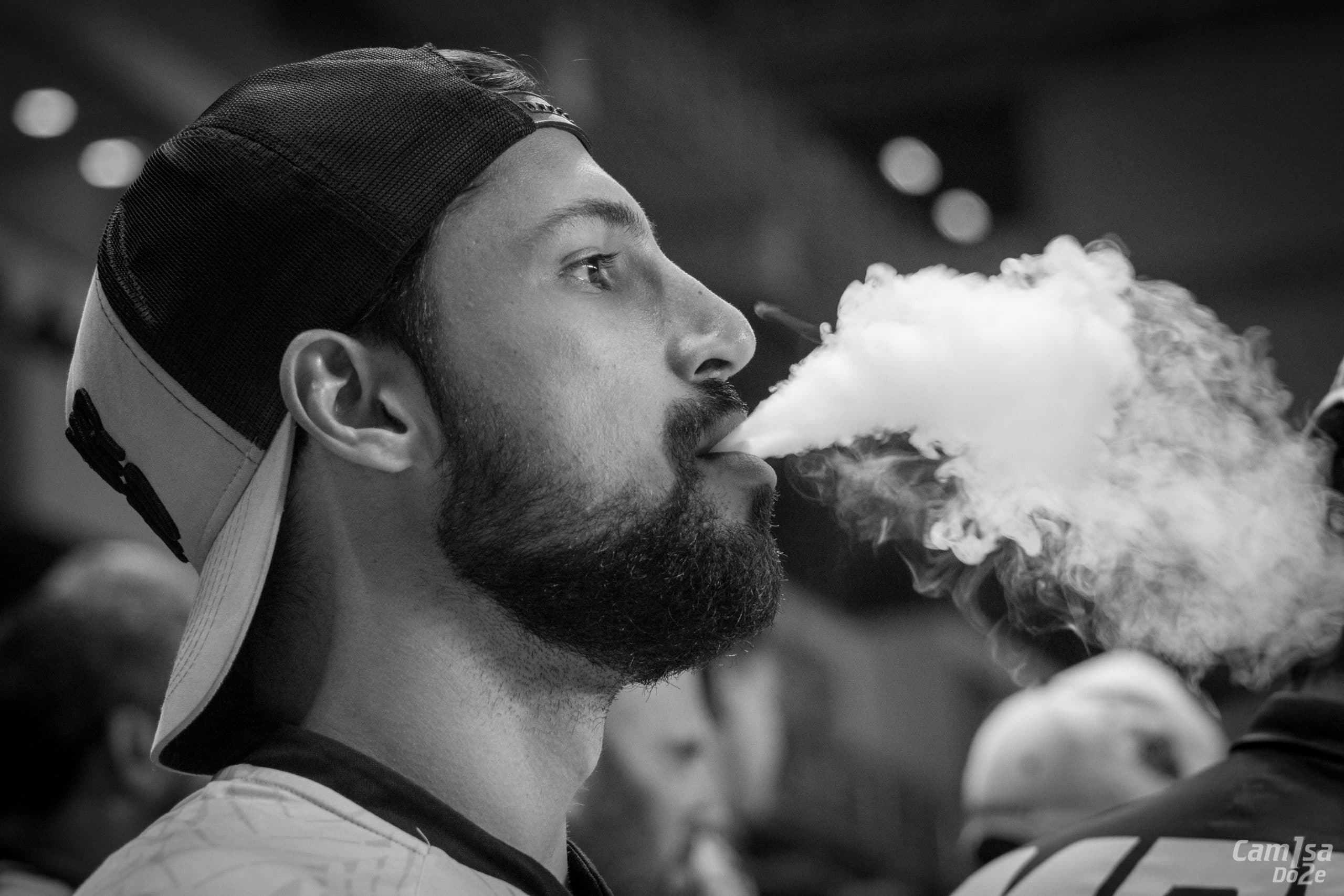 image noir et blanc représentant un homme fumant une cigarette électronique