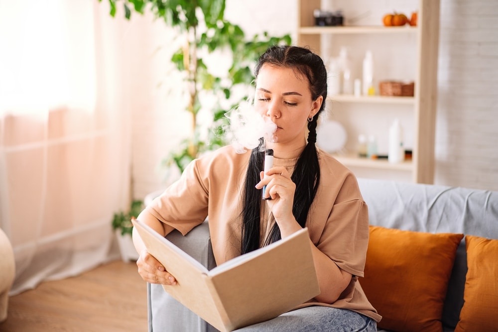 femme qui fume une cigarette électronique sans nicotine