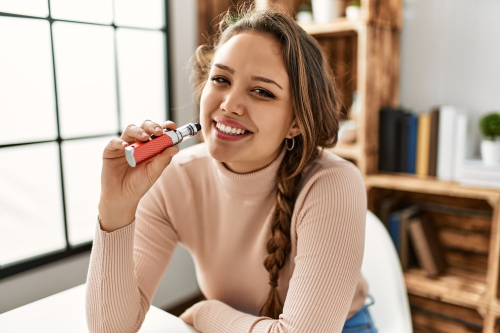 jeune femme qui vape